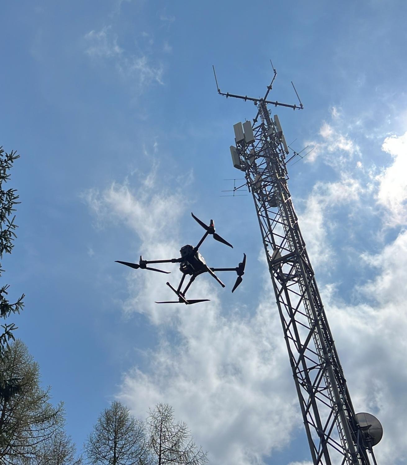 Drohne im Einsatz vor einem Mobilfunkmast